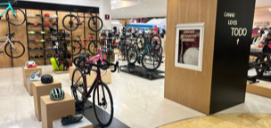 Decoraci&oacute;n de tienda con mobiliario