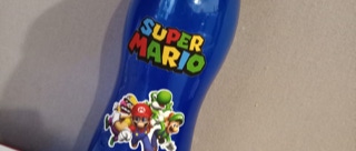 Impresion en vinil con corte a silueta aplicado sobre un cilindro este proceso es para personalizar con dise&ntilde;os decorativos o funcionales sobre vasos, copas, botellas y otros recipientes utilizando vinil adhesivo. Este m&eacute;todo es popular por su versatilidad, durabilidad y acabado profesional, ideal para regalos personalizados, decoraci&oacute;n de eventos, promociones de marcas y m&aacute;s.