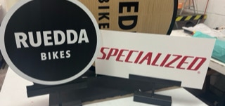 letreros para decoraci&oacute;n, se combina la aplicaci&oacute;n de vinil adhesivo, previamente recortado con dise&ntilde;os personalizados, sobre una superficie de PVC r&iacute;gido o expandido. Este m&eacute;todo es ideal para crear se&ntilde;alizaci&oacute;n, letreros, displays publicitarios, gr&aacute;ficos decorativos y paneles informativos, tanto para interiores como exteriores. El PVC act&uacute;a como una base resistente y duradera que realza los gr&aacute;ficos del vinil, ofreciendo un acabado limpio y profesional. 