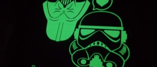 Material especializado para la personalizaci&oacute;n de textiles, dise&ntilde;ado para brillar en la oscuridad despu&eacute;s de haber sido expuesto a una fuente de luz. Este tipo de vinil es ideal para crear dise&ntilde;os llamativos y funcionales en prendas como camisetas, sudaderas, gorras y m&aacute;s, combinando est&eacute;tica y practicidad.