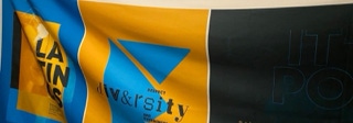 Impresion en tela es un proceso especializado que permite transferir im&aacute;genes, dise&ntilde;os o textos de alta calidad a materiales textiles. Este tipo de impresi&oacute;n es ampliamente utilizado en aplicaciones como publicidad, decoraci&oacute;n y moda, destacando en productos como banners de tela, lienzos art&iacute;sticos, banderas, cortinas y displays para ferias o eventos. La impresi&oacute;n en tela ofrece colores vibrantes, detalles n&iacute;tidos y una textura suave y elegante. Adem&aacute;s, las telas utilizadas suelen ser ligeras, resistentes y f&aacute;ciles de transportar e instalar. Este m&eacute;todo combina durabilidad con versatilidad, siendo ideal para proyectos visuales impactantes y reutilizables. 