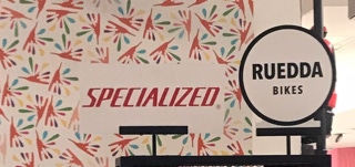 letreros para decoraci&oacute;n, se combina la aplicaci&oacute;n de vinil adhesivo, previamente recortado con dise&ntilde;os personalizados, sobre una superficie de PVC r&iacute;gido o expandido. Este m&eacute;todo es ideal para crear se&ntilde;alizaci&oacute;n, letreros, displays publicitarios, gr&aacute;ficos decorativos y paneles informativos, tanto para interiores como exteriores. El PVC act&uacute;a como una base resistente y duradera que realza los gr&aacute;ficos del vinil, ofreciendo un acabado limpio y profesional.