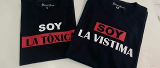 Prenda personalizada mediante la aplicaci&oacute;n de vinil y  transferencia t&eacute;rmica sobre la tela. Este m&eacute;todo permite dise&ntilde;ar gr&aacute;ficos, textos o im&aacute;genes con colores s&oacute;lidos y acabados diversos (mate, brillante, met&aacute;lico, entre otros) que se adhieren de forma permanente a la superficie de la playera mediante el calor y la presi&oacute;n. 