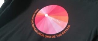 Prenda personalizada mediante la aplicaci&oacute;n de vinil y tela sublimada mediante transferencia t&eacute;rmica sobre la tela. Este m&eacute;todo permite dise&ntilde;ar gr&aacute;ficos, textos o im&aacute;genes con colores s&oacute;lidos y acabados diversos (mate, brillante, met&aacute;lico, entre otros) que se adhieren de forma permanente a la superficie de la playera mediante el calor y la presi&oacute;n.